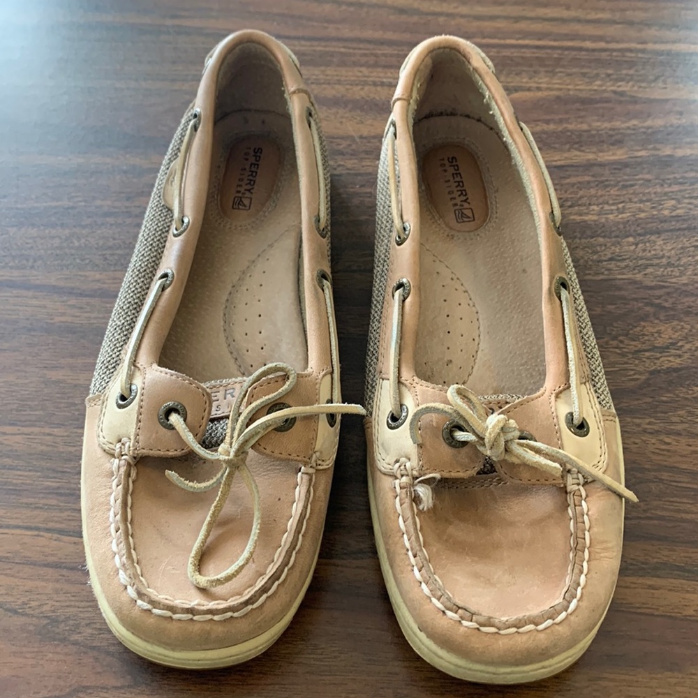 Size 9 beige leather boat shoe. Worn maybe twice, in excellent used condition.
